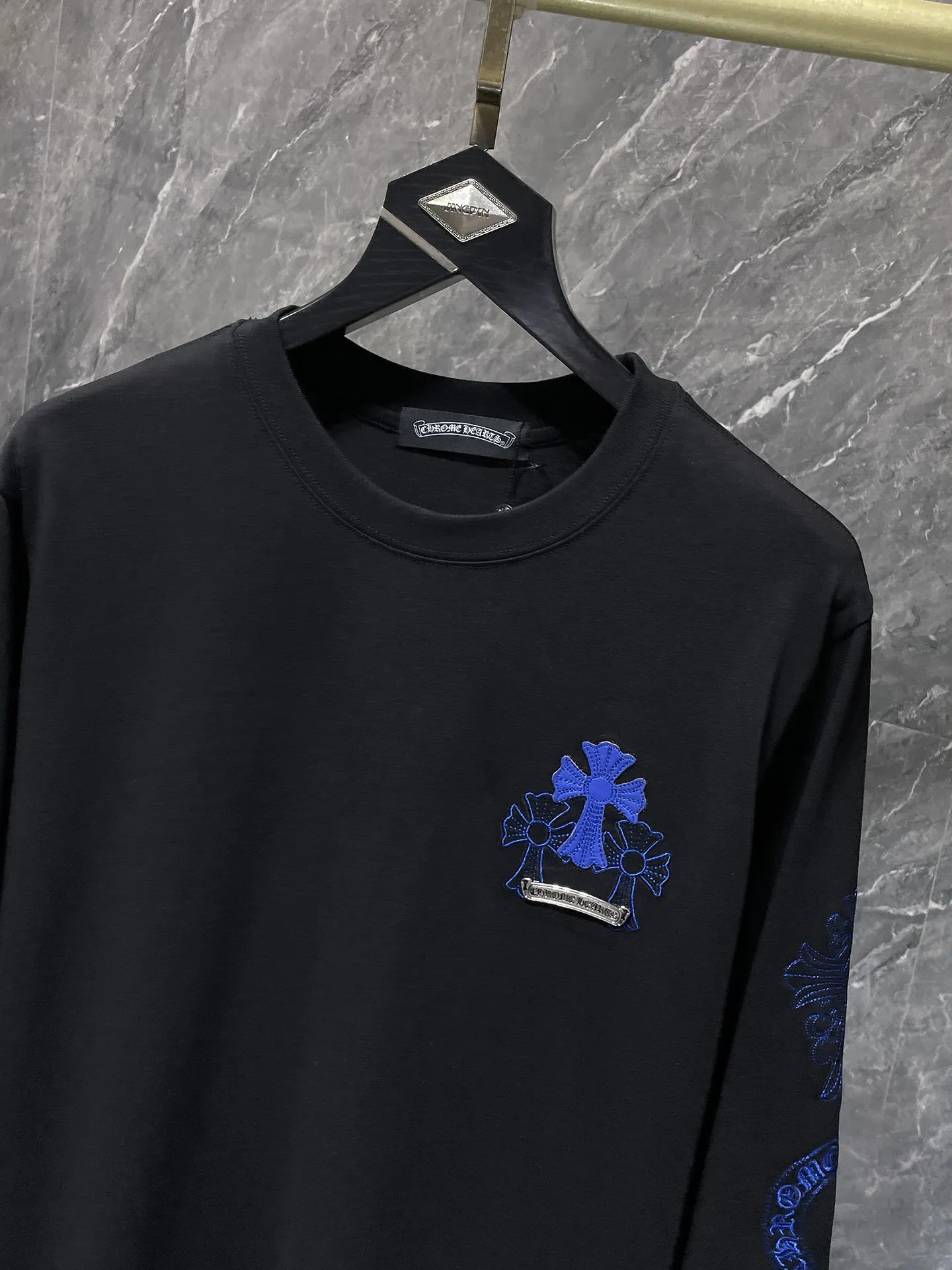 P180 Chrome Hearts🍁Long T Series🍁 Available simultaneously at counters❤️Fully upgraded fabrics! ! Crow Sanskrit letters blue cross arm horseshoe embroidered long-sleeved T. Re-engraved version 1:1 high weight original fabric 🌈Recommended colors: black white 🌈 Size: S, M, L, XL